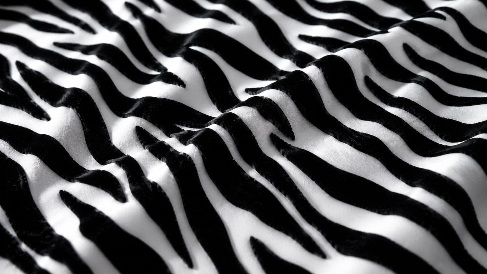 Tecido flocado com padronagem zebra em preto sobre base branca
