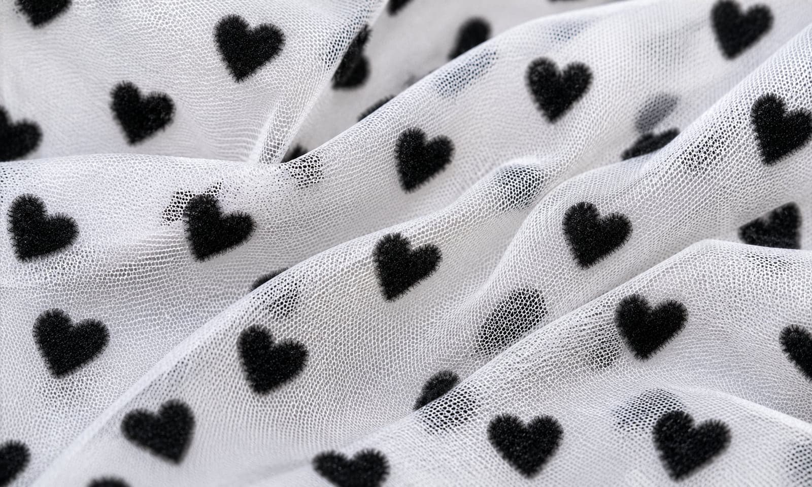 Tule branco flocado com corações pretos em relevo, drapeado