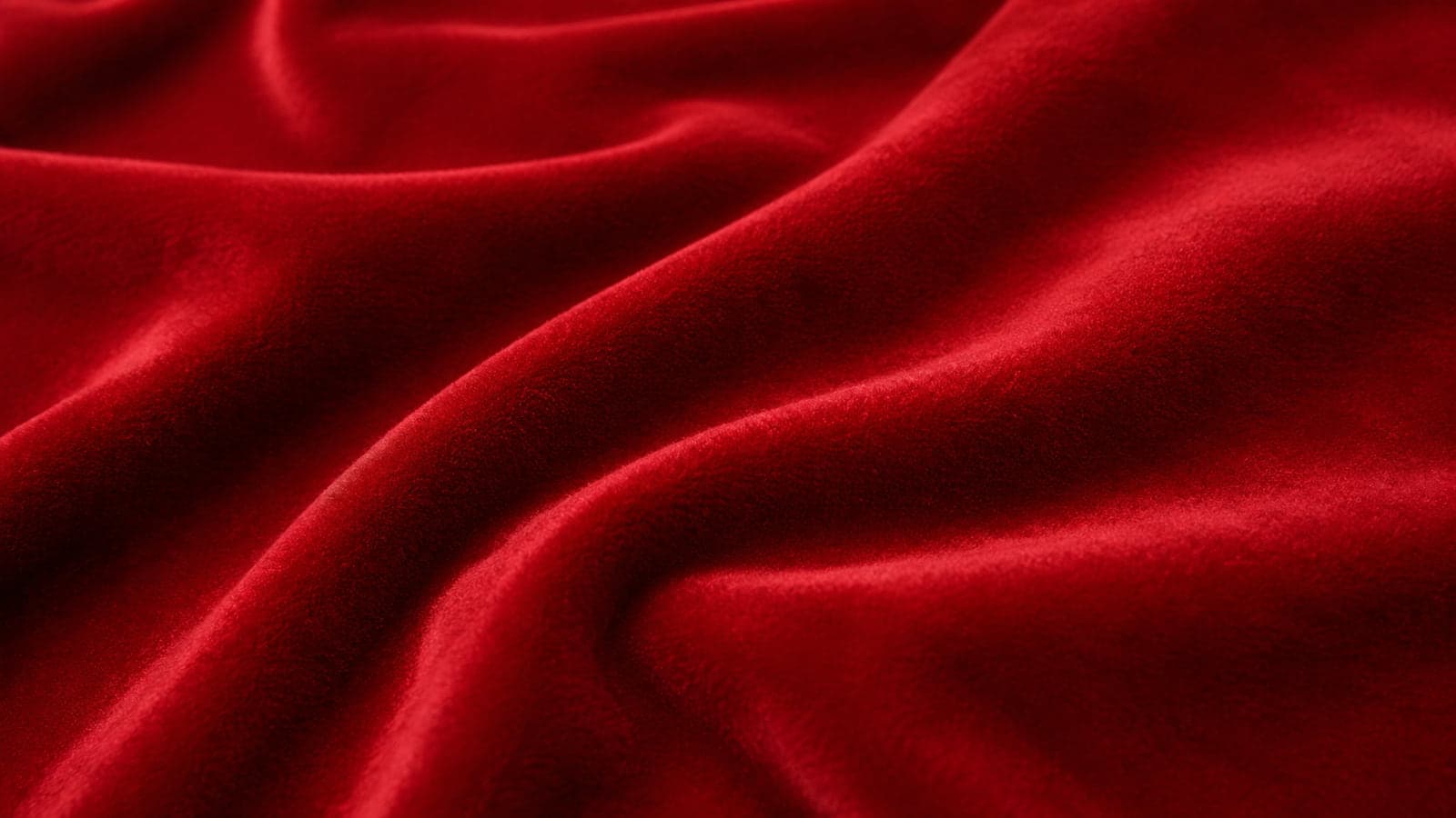 Veludo liso vermelho drapeado, com o pelo do floco visível ao longo das dobras