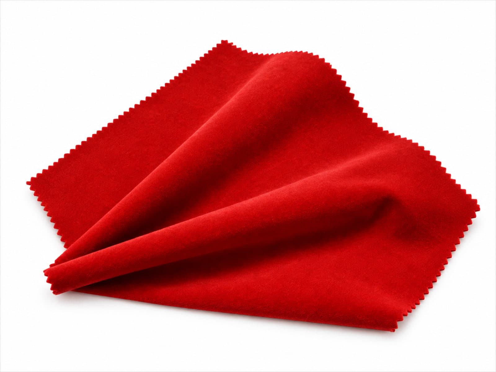 Corte de veludo vermelho com dobras suaves e borda serrilhada, sobre fundo branco