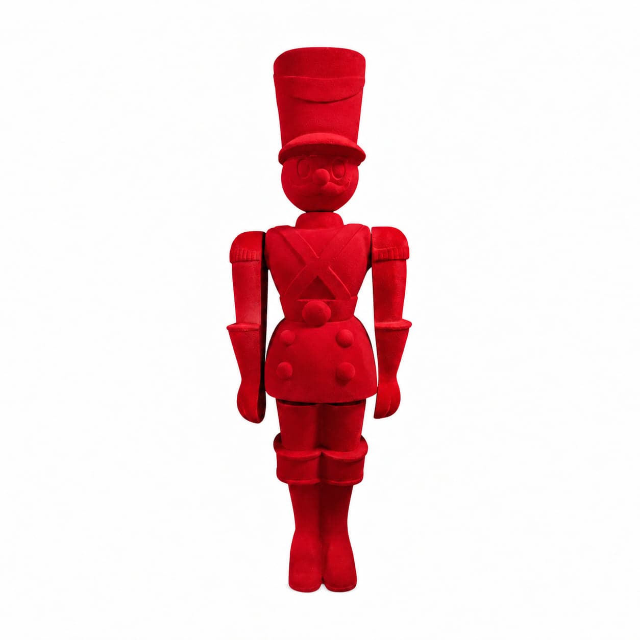 Figura de soldadinho de brinquedo revestida em floco vermelho, vista de frente, sobre fundo branco