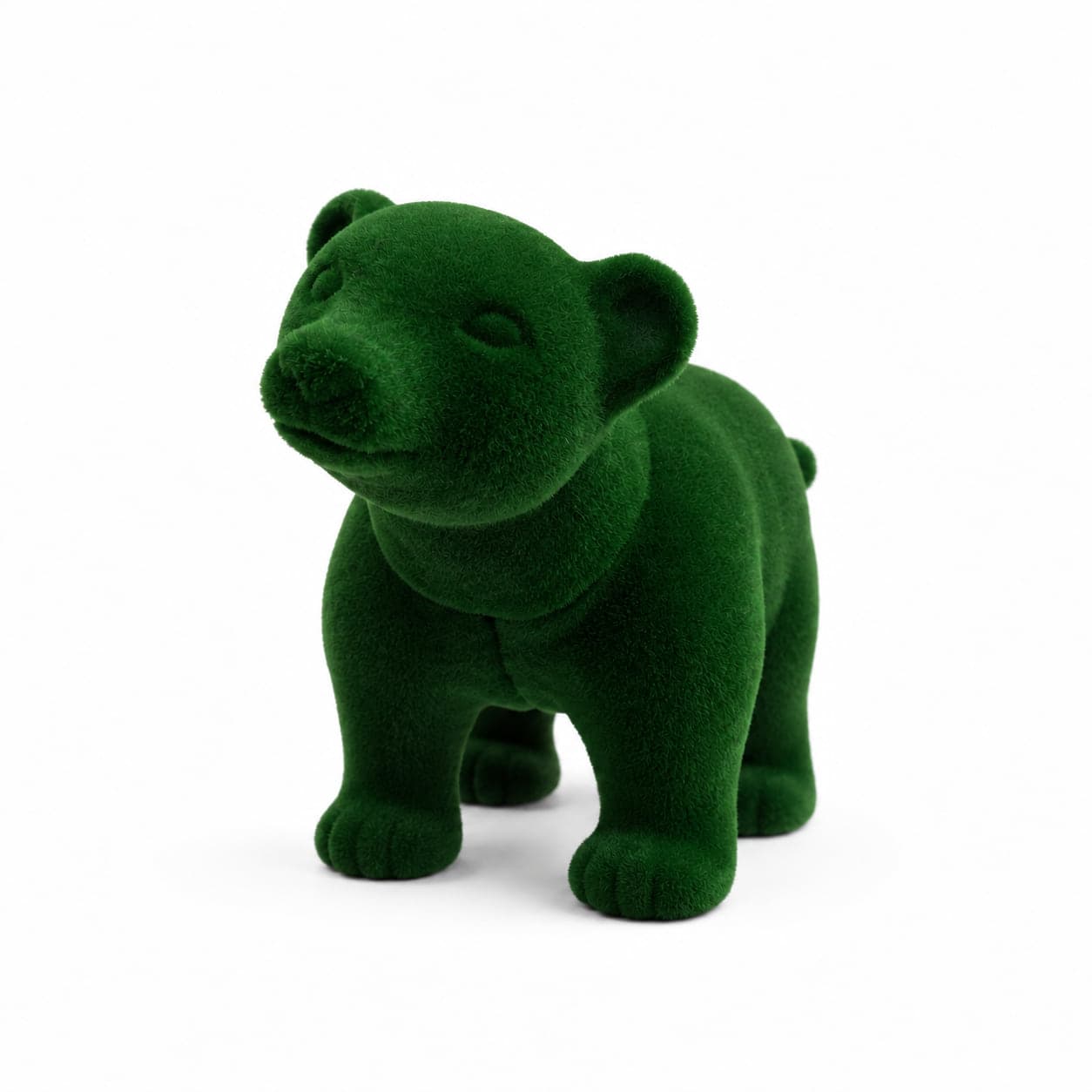 Figura de filhote de urso revestida em floco verde-escuro, sobre fundo branco