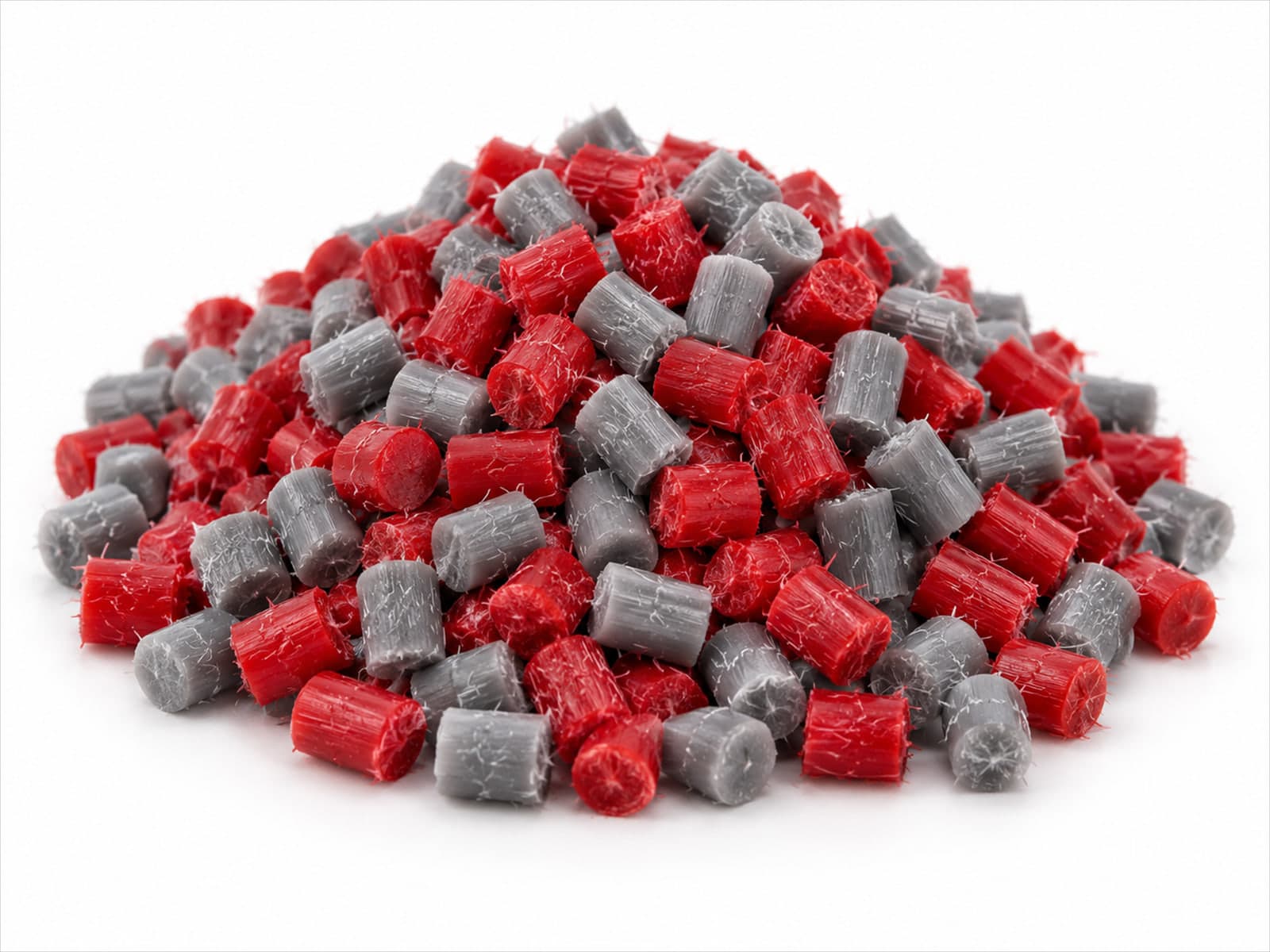 Monte de grânulos de masterbatch em vermelho e cinza, sobre fundo branco