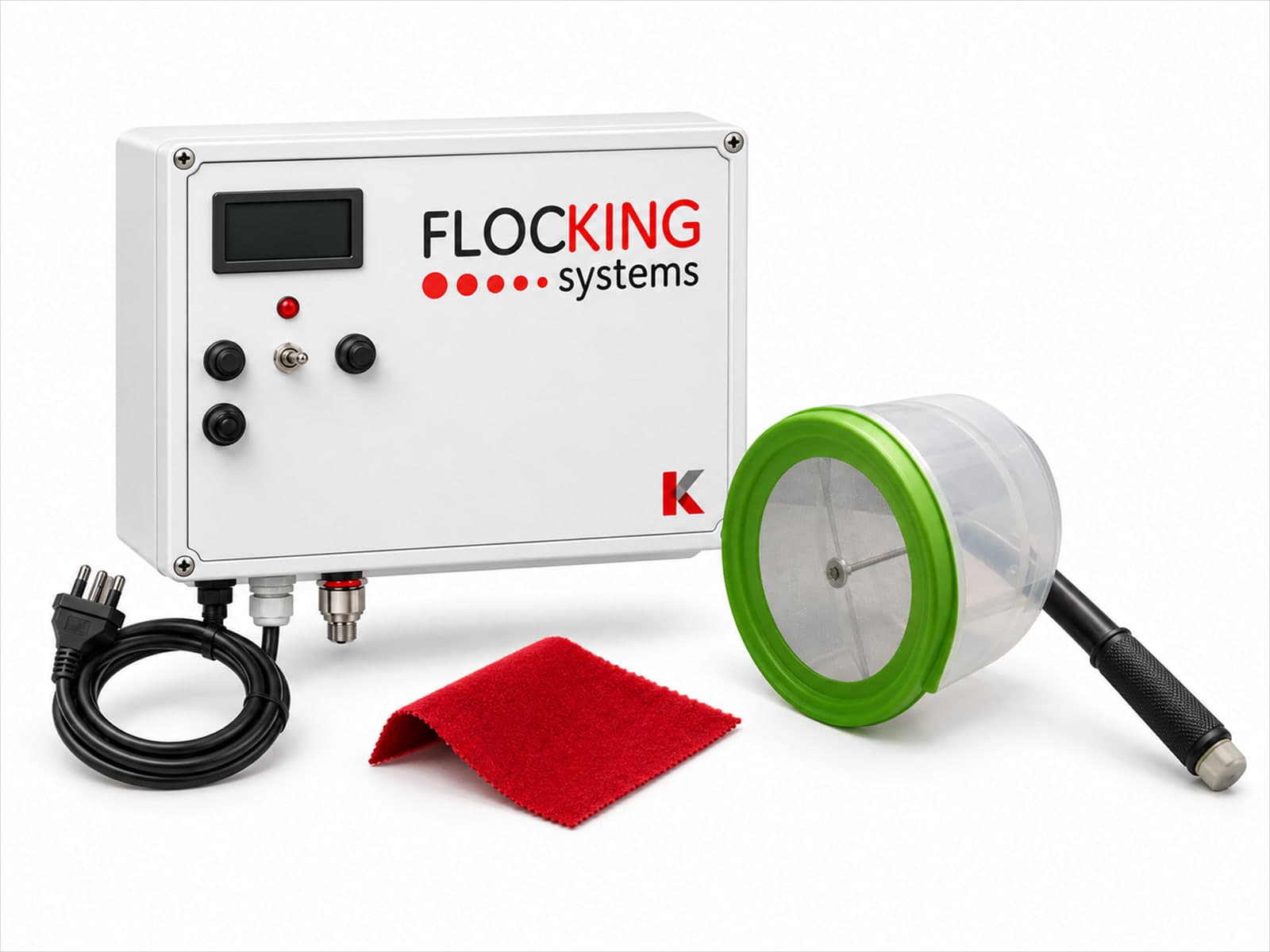 Unidade de controle da máquina de flocagem com uma peneira e uma amostra flocada vermelha, em kit de demonstração, sobre fundo branco