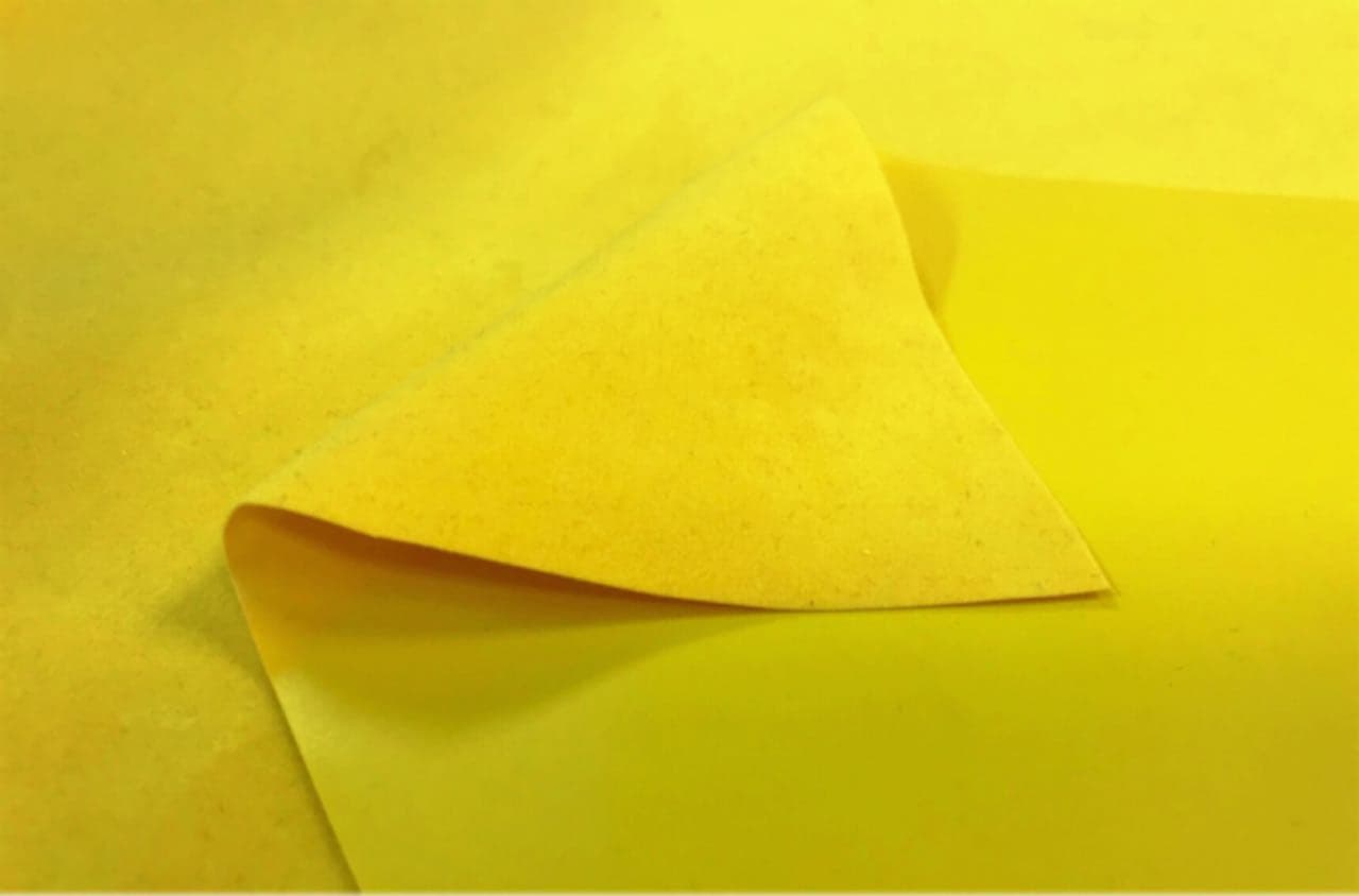 Laminado de PVC flocado amarelo com acabamento camurça, com a ponta dobrada