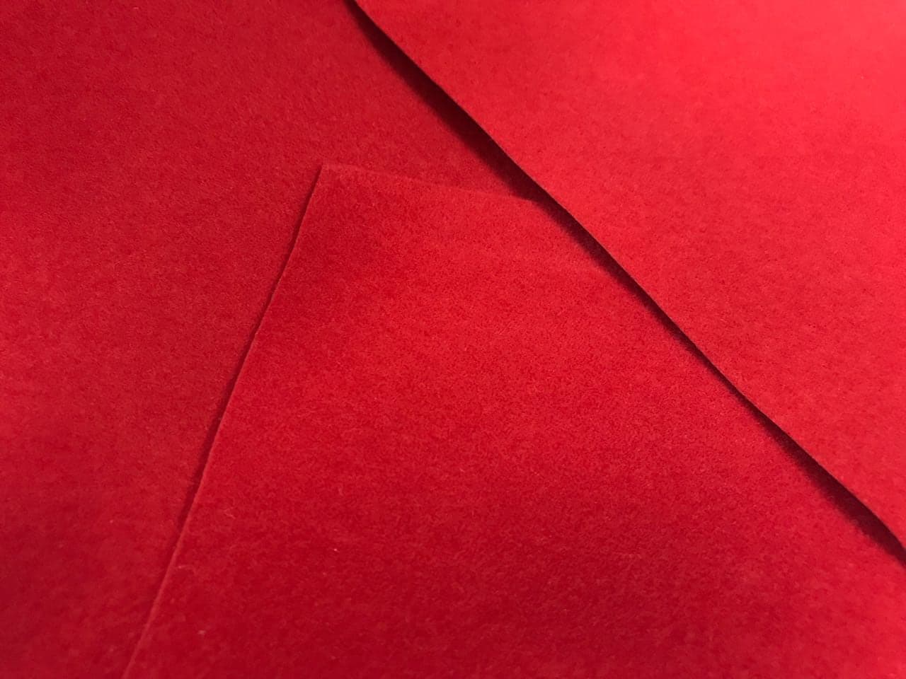 Veludo vermelho em duas folhas sobrepostas, com a borda de uma delas dobrada