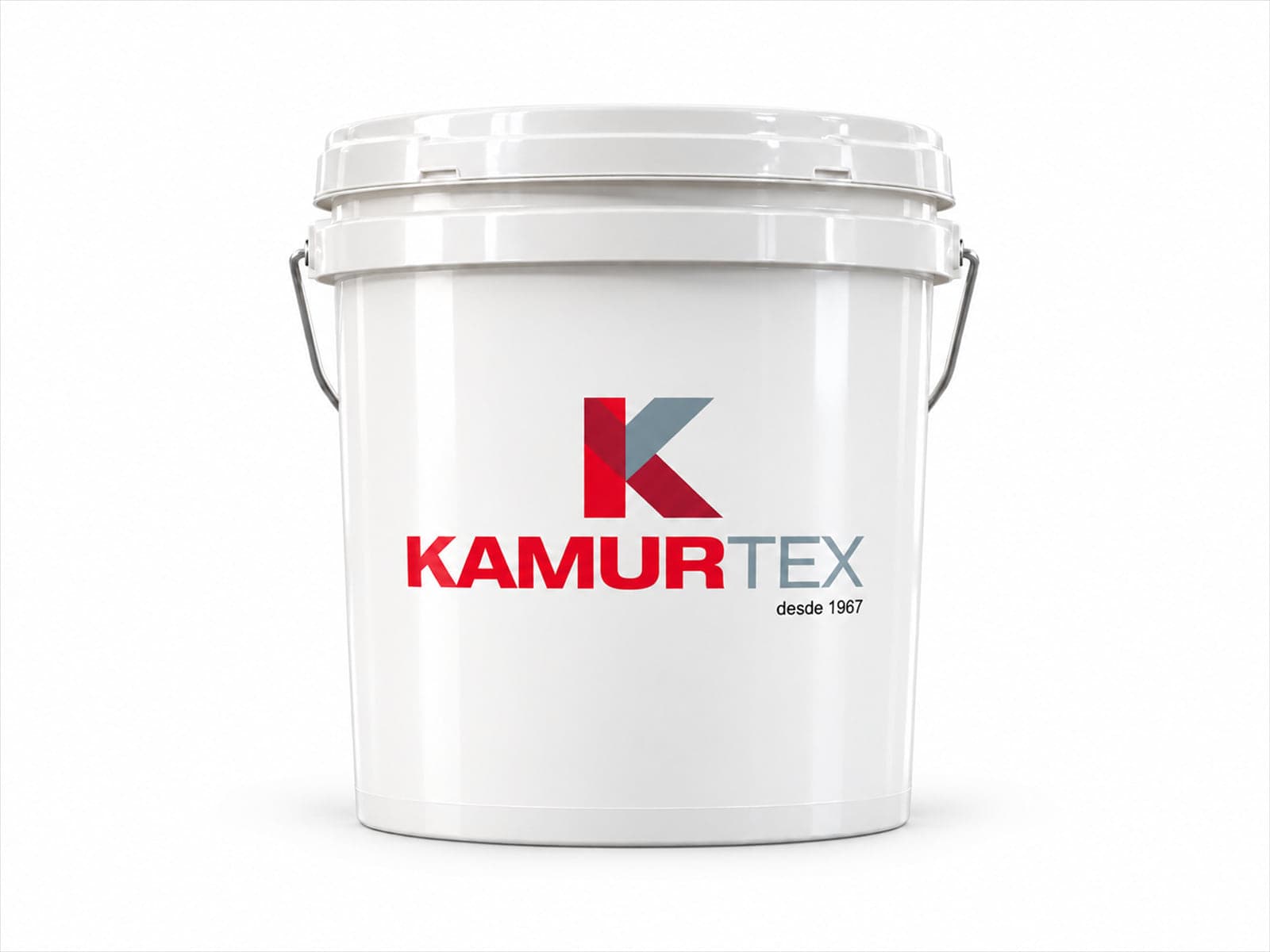 Balde plástico branco com alça metálica e o logo Kamurtex na lateral, sobre fundo branco