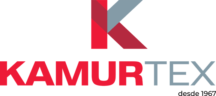 Logo da Kamurtex: o K em vermelho e cinza acima do nome, com “desde 1967”